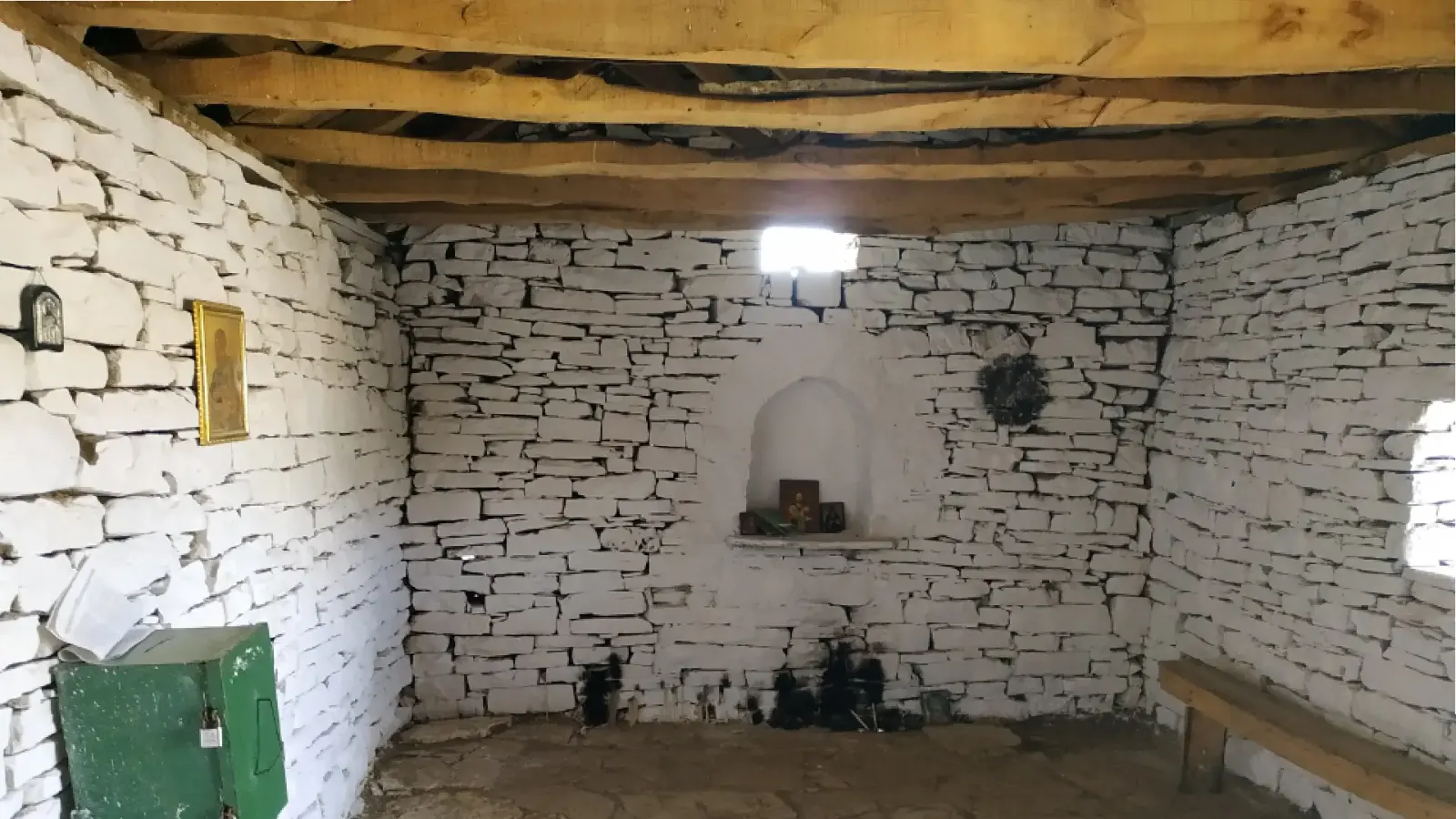 Geweißter Trockensteininnenraum der Kirche des heiligen Christophorus in Malëshovë mit Ikonennische