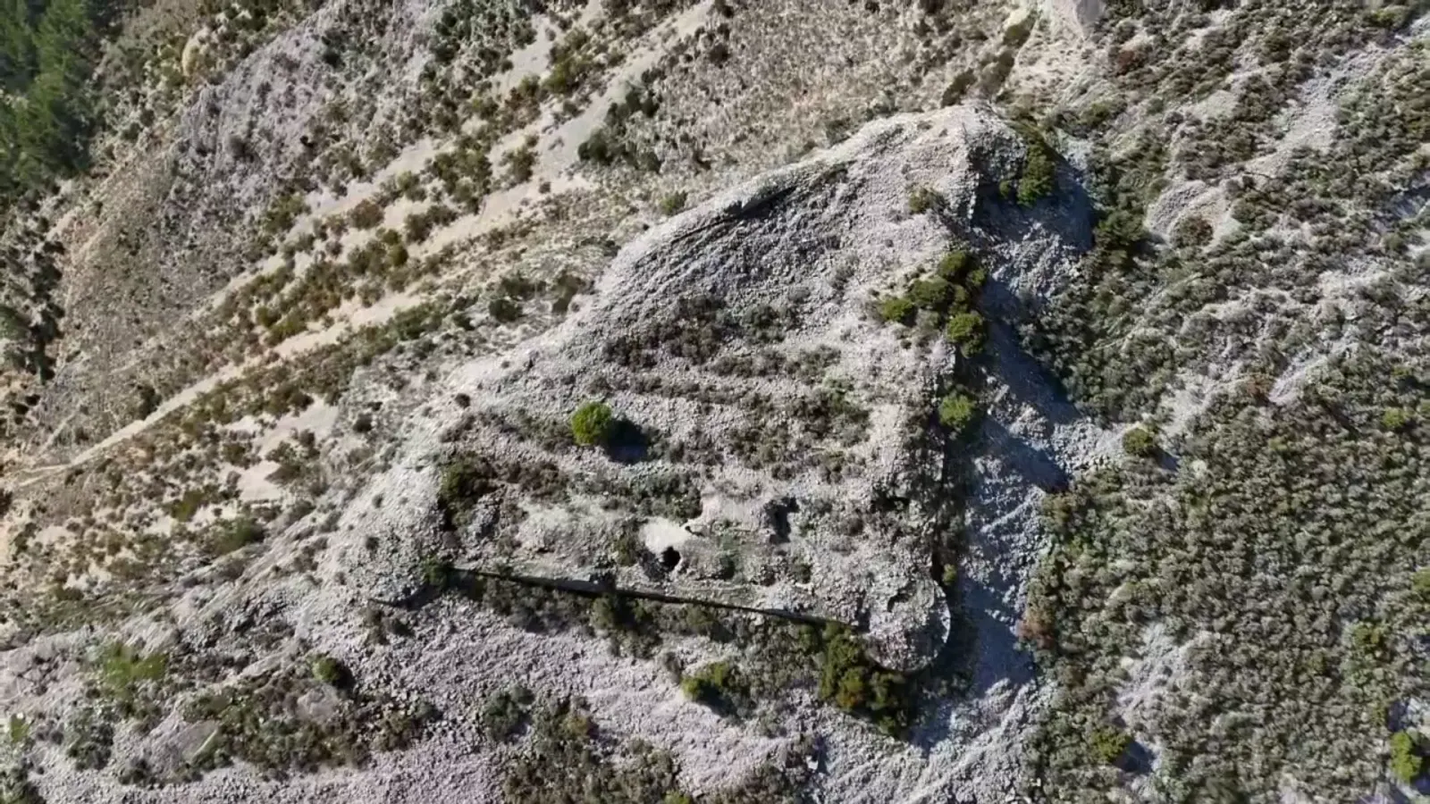 Luftaufnahme des Mauerverlaufs der illyrischen Burg auf einem felsigen Grat über Këlcyrë