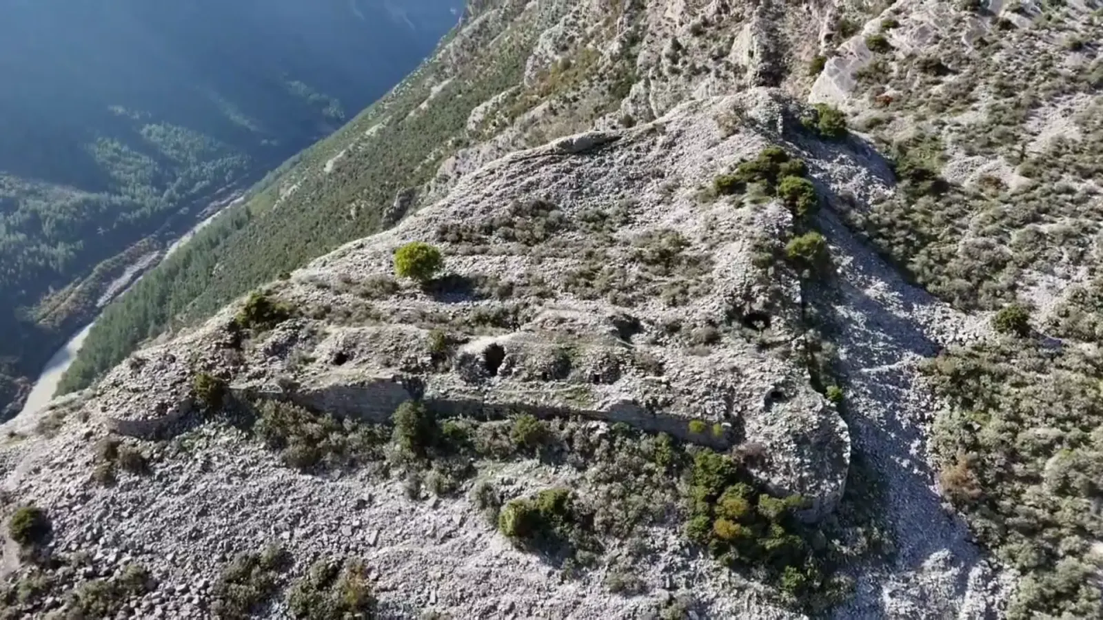 Resti delle mura del castello illirico su una cresta calcarea sopra una valle vicino a Këlcyrë
