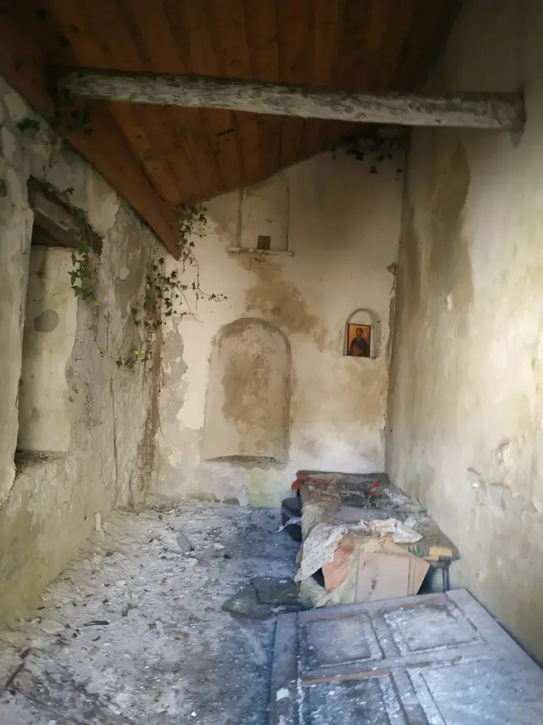 Kahler Narthex der Nikolauskirche in Argovë mit Holzdecke und kleiner Ikone