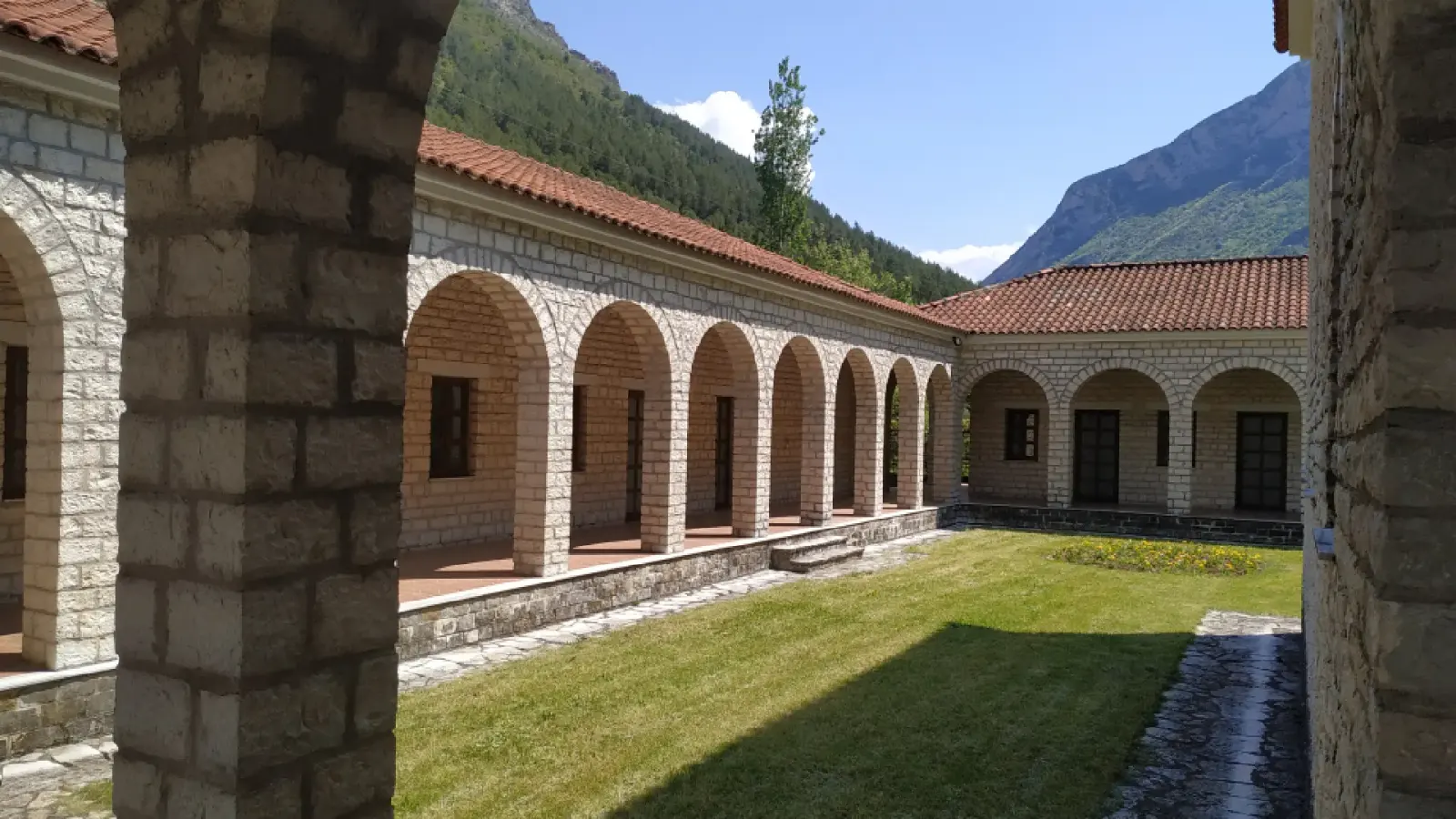 Galeri guri me harqe rreth një lëndine te Kisha e Shën Kollit në Këlcyrë