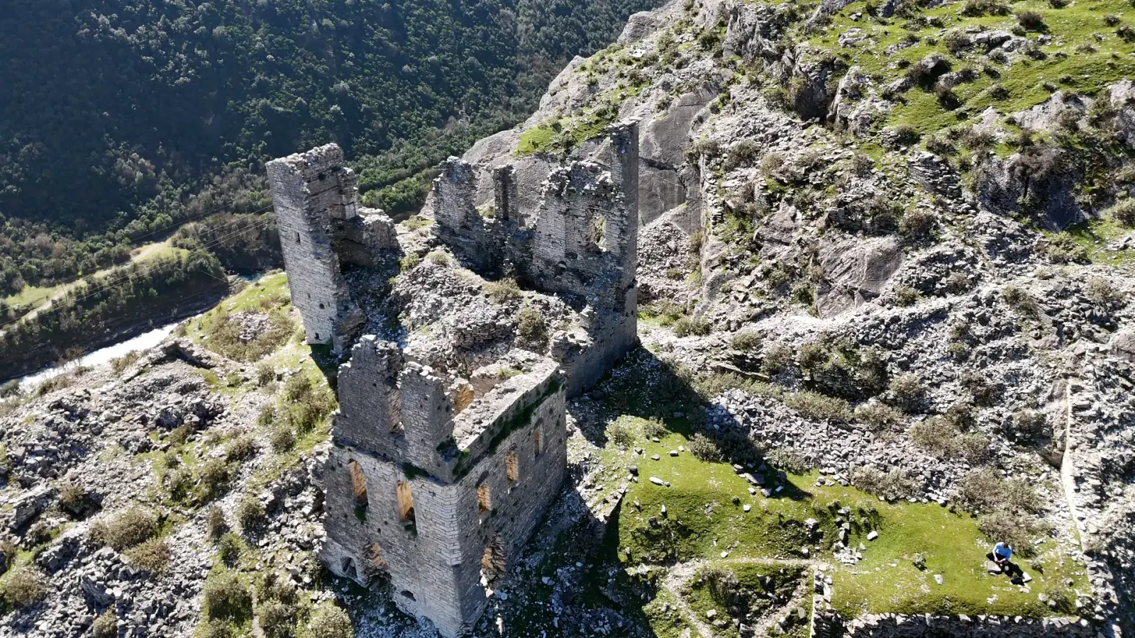 Vista aérea de las torres de piedra en ruinas de Sarajet e Ali Bej Këlcyra en una ladera