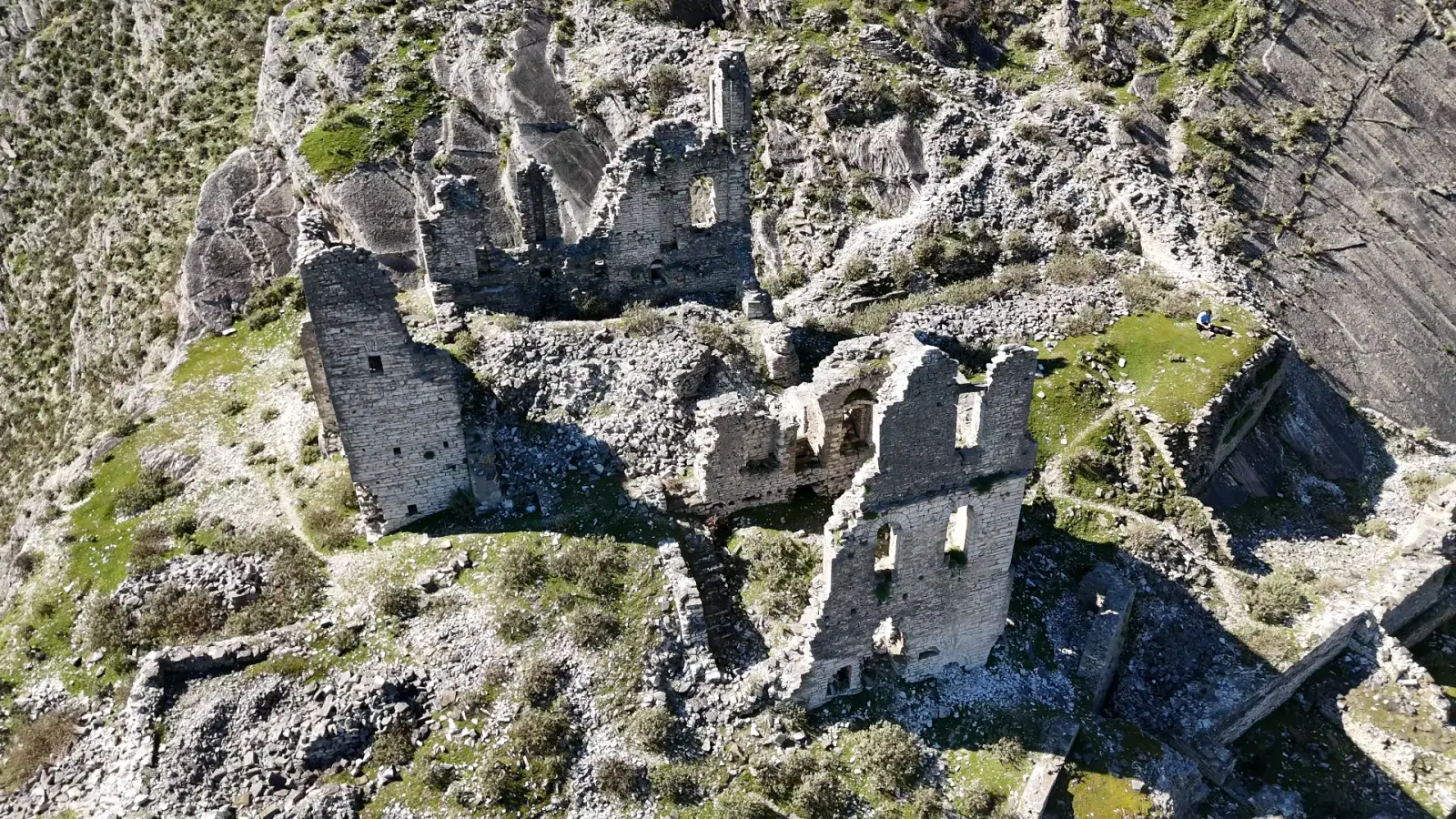 Muros y torres de piedra desmoronados de Sarajet e Ali Bej Këlcyra vistos desde arriba