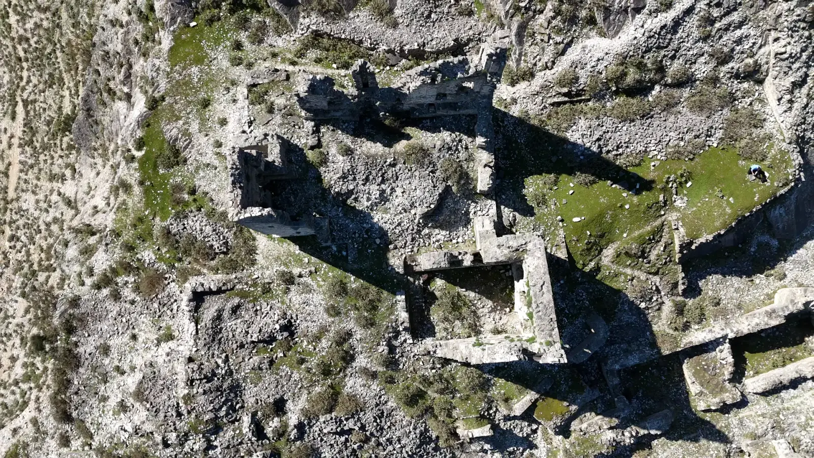 Vista cenital desde un dron de las ruinas sin techo de Sarajet e Ali Bej Këlcyra