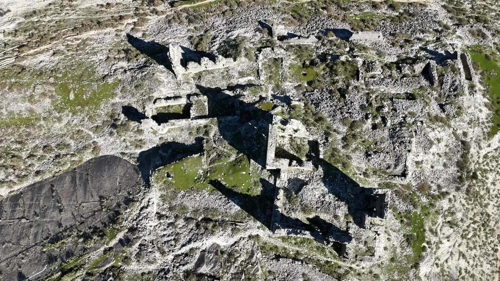 Vista cenital de muros de piedra derruidos de Sarajet e Ali Bej Këlcyra sobre terreno rocoso