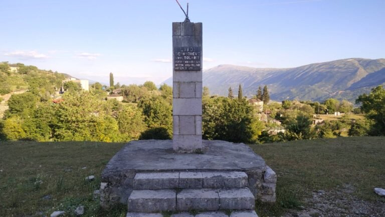 VILLAGE TOLAR — photo 1